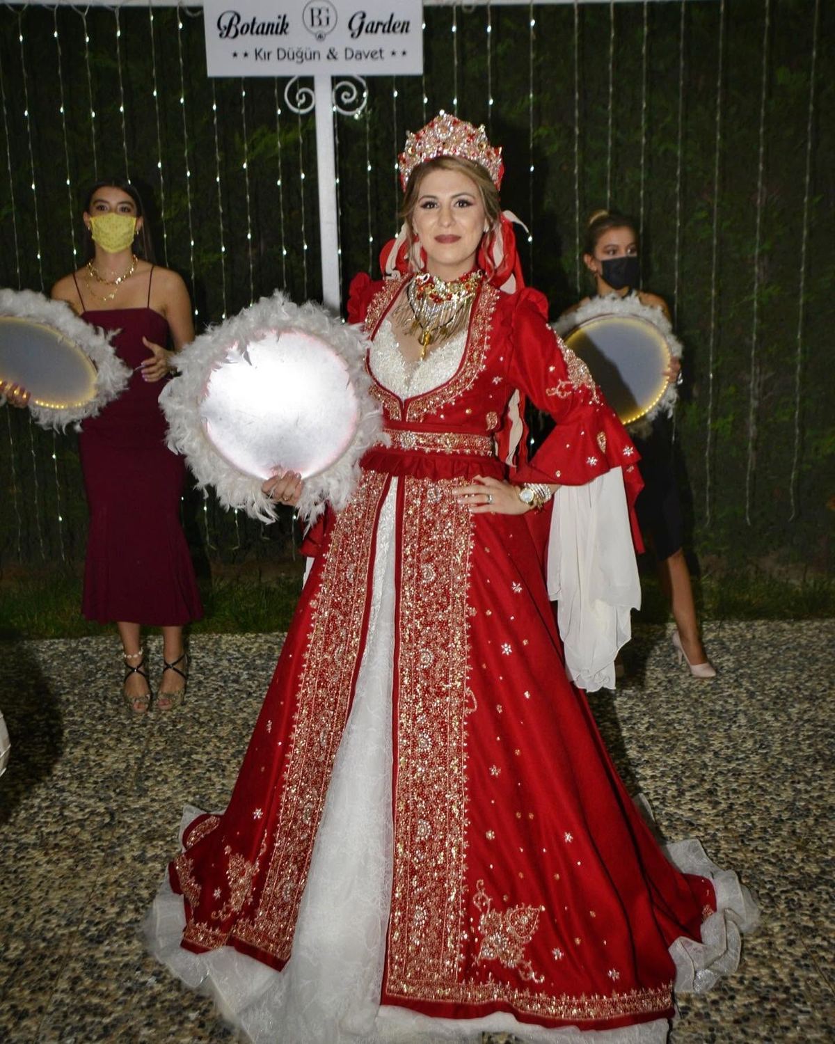Kına gecesi için hazırlanmış kırmızı işlemeli kaftan